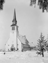 Kemijärven kirkko edestä talvella.